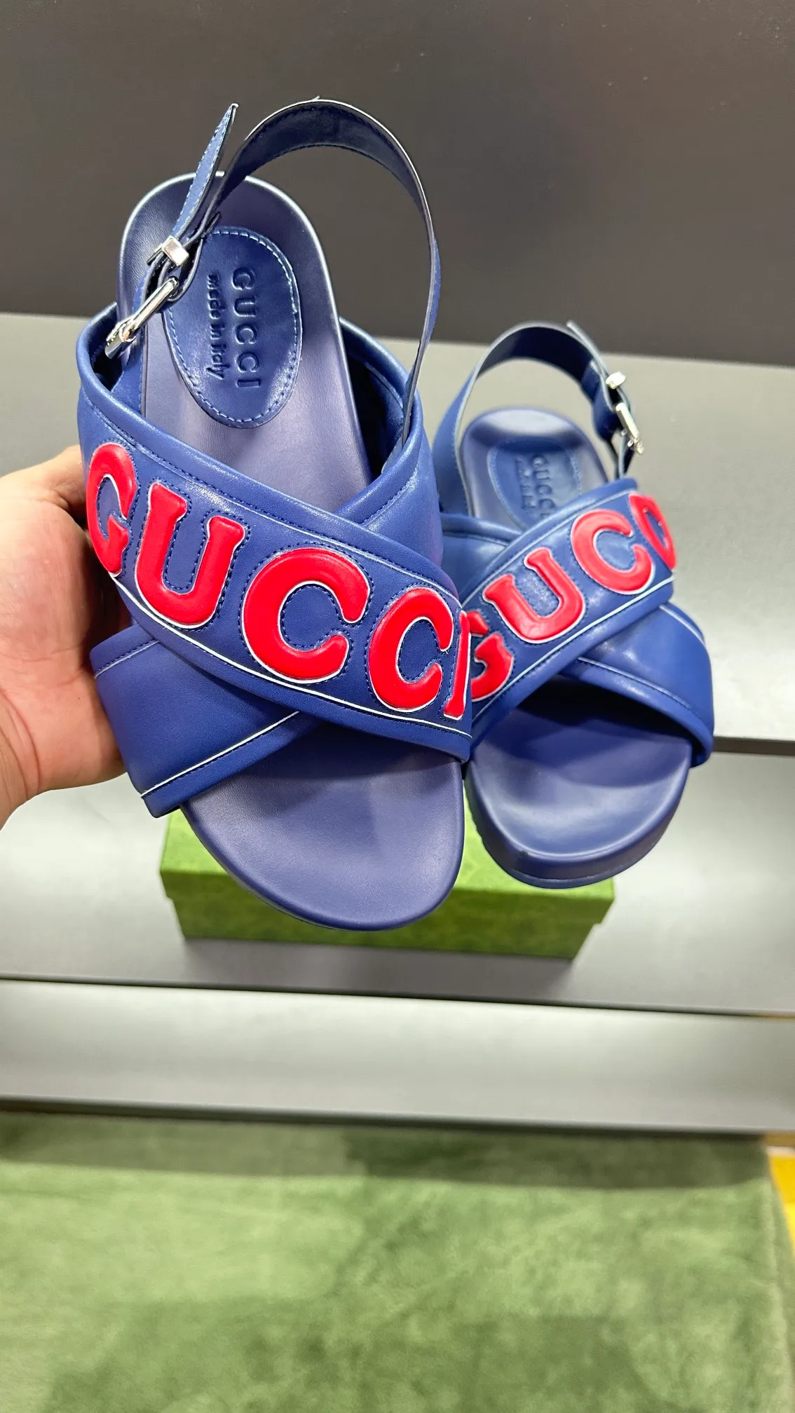 [G Family Couple Style] P: 320💰Female size 36~40 Men's size 39~45, (46. Custom-made GG slippers for men and women. This slipper is made of GG polyester fiber and is decorated with a Gucci label on the front, which adds a striking logo feel to the style. Beige GG recycled polyester fiber, same size for men and women, leather trim